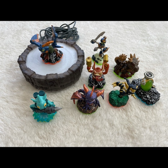 Skylander And Characters Bundle - Picture 1 of 16